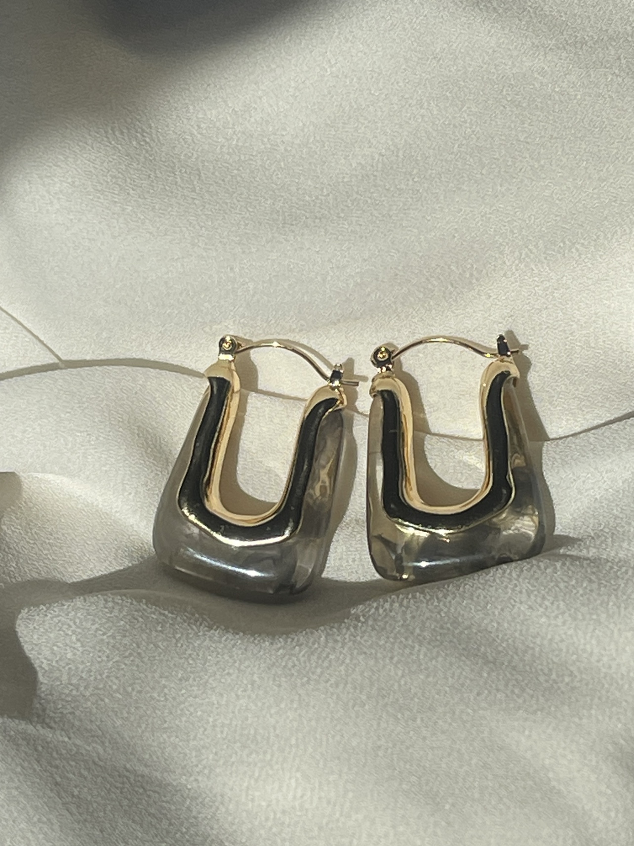 Brand new resin earrings- gray image indicator(2)