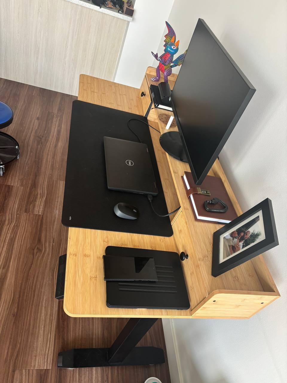 Desk - photo 2