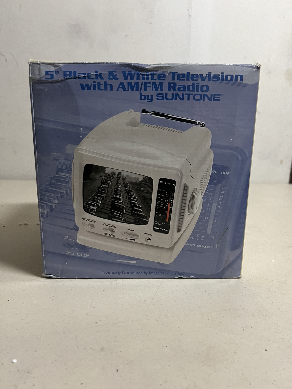 Black n white tv with am/fm radio ⚽️