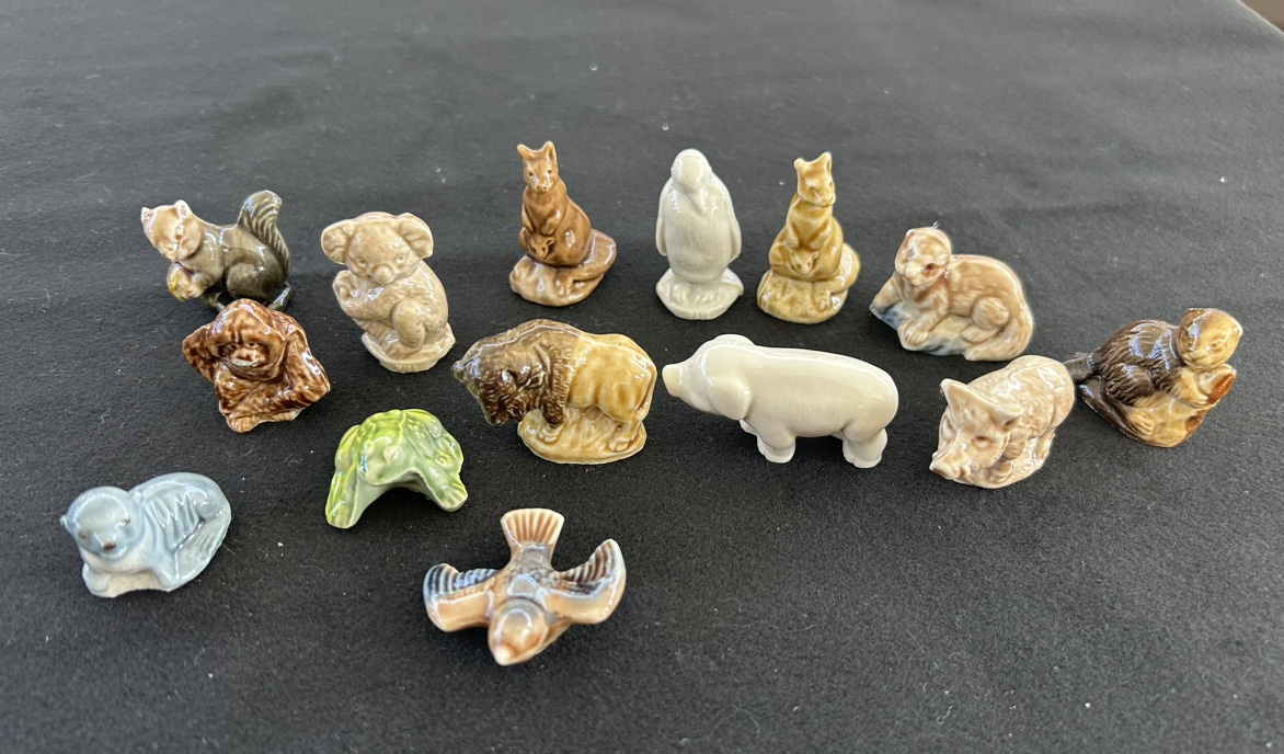 Red rose tea figurines