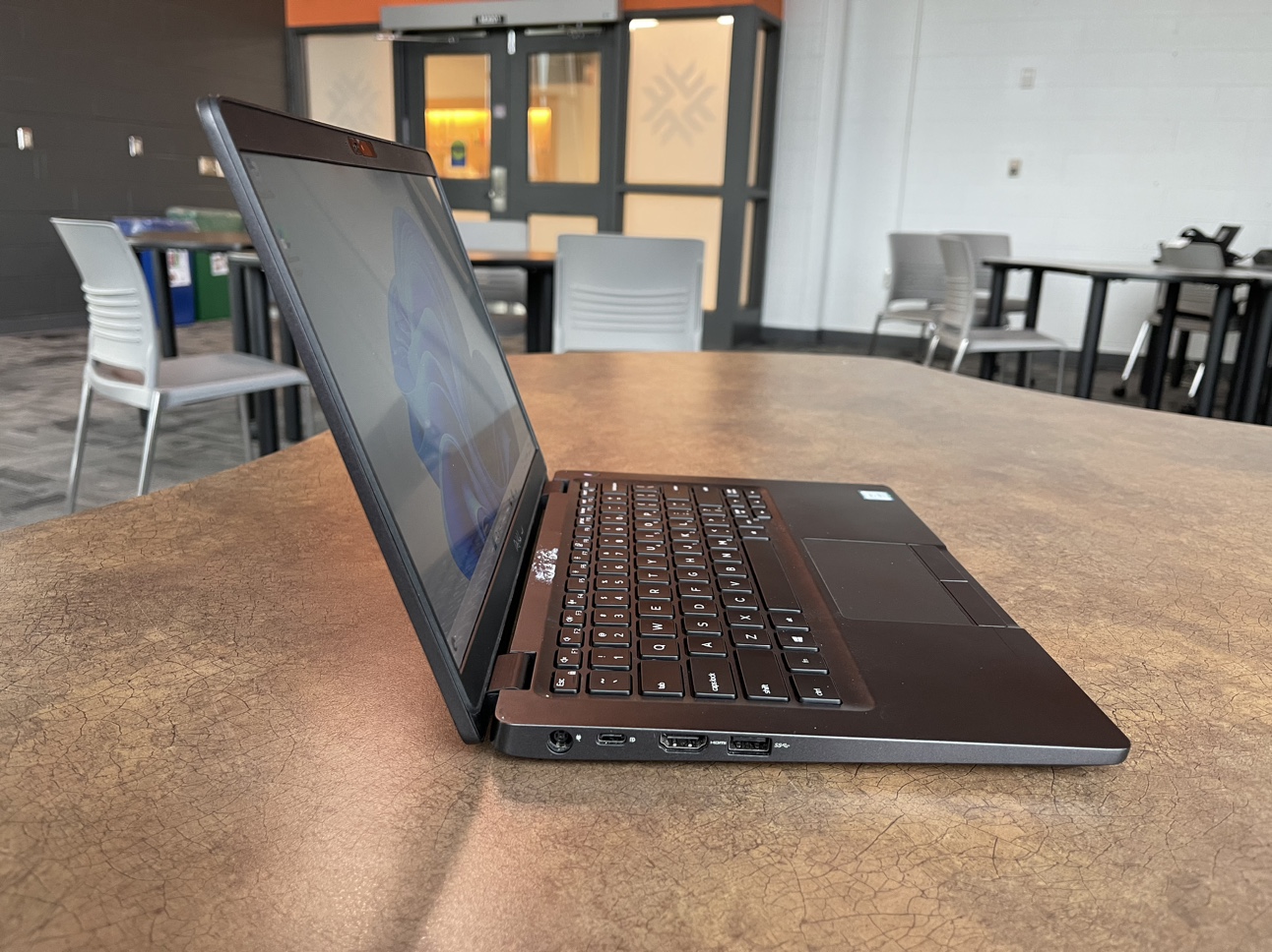 Dell Latitude 5300 Touchscreen Laptop image indicator(4)