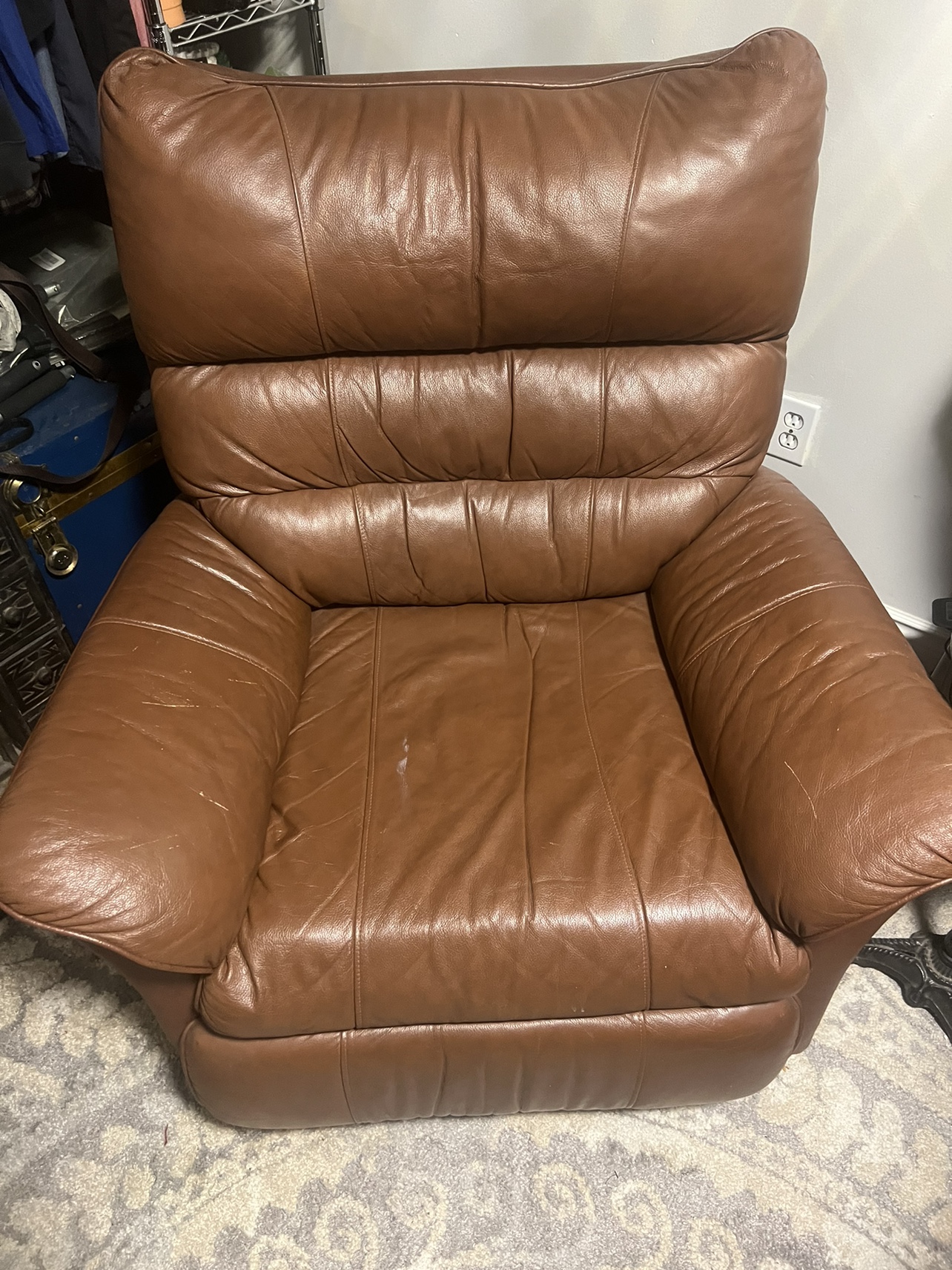 Leather Reclining chair from lazy boy store - photo 2