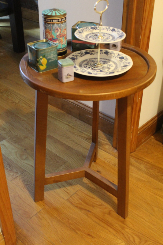 Wooden coffee table - like new!