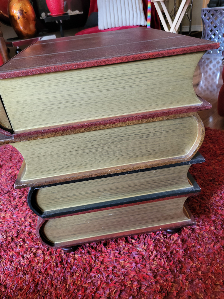 Handsome Trompe L'oeil Stack of Books Accent Side Table image indicator(7)