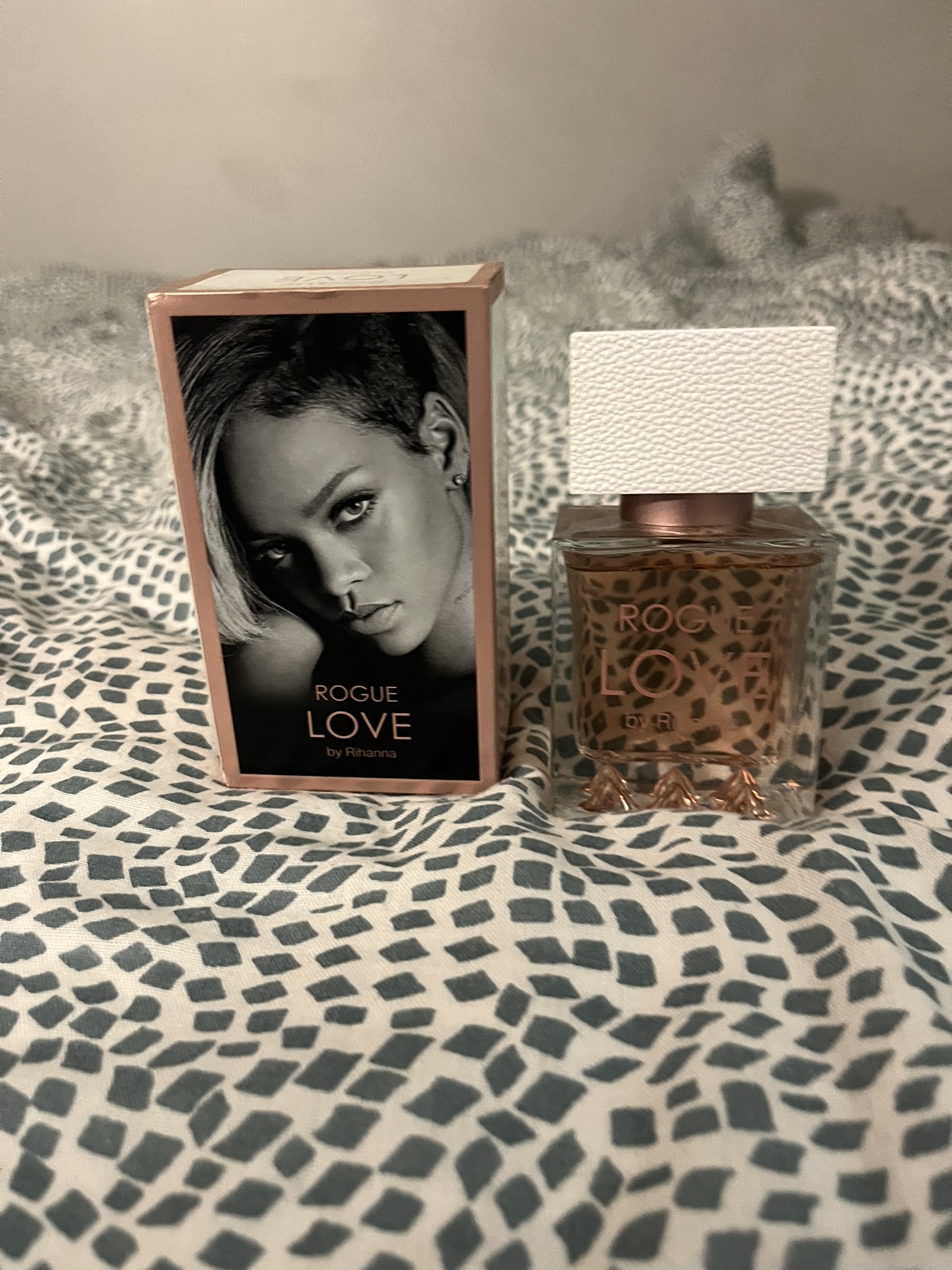 Rihanna perfume image indicator(3)