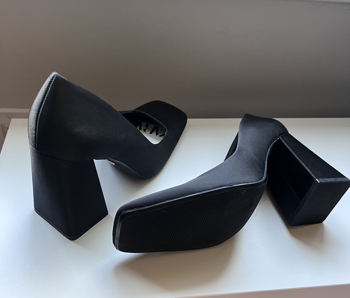 Zara black heels image indicator(4)