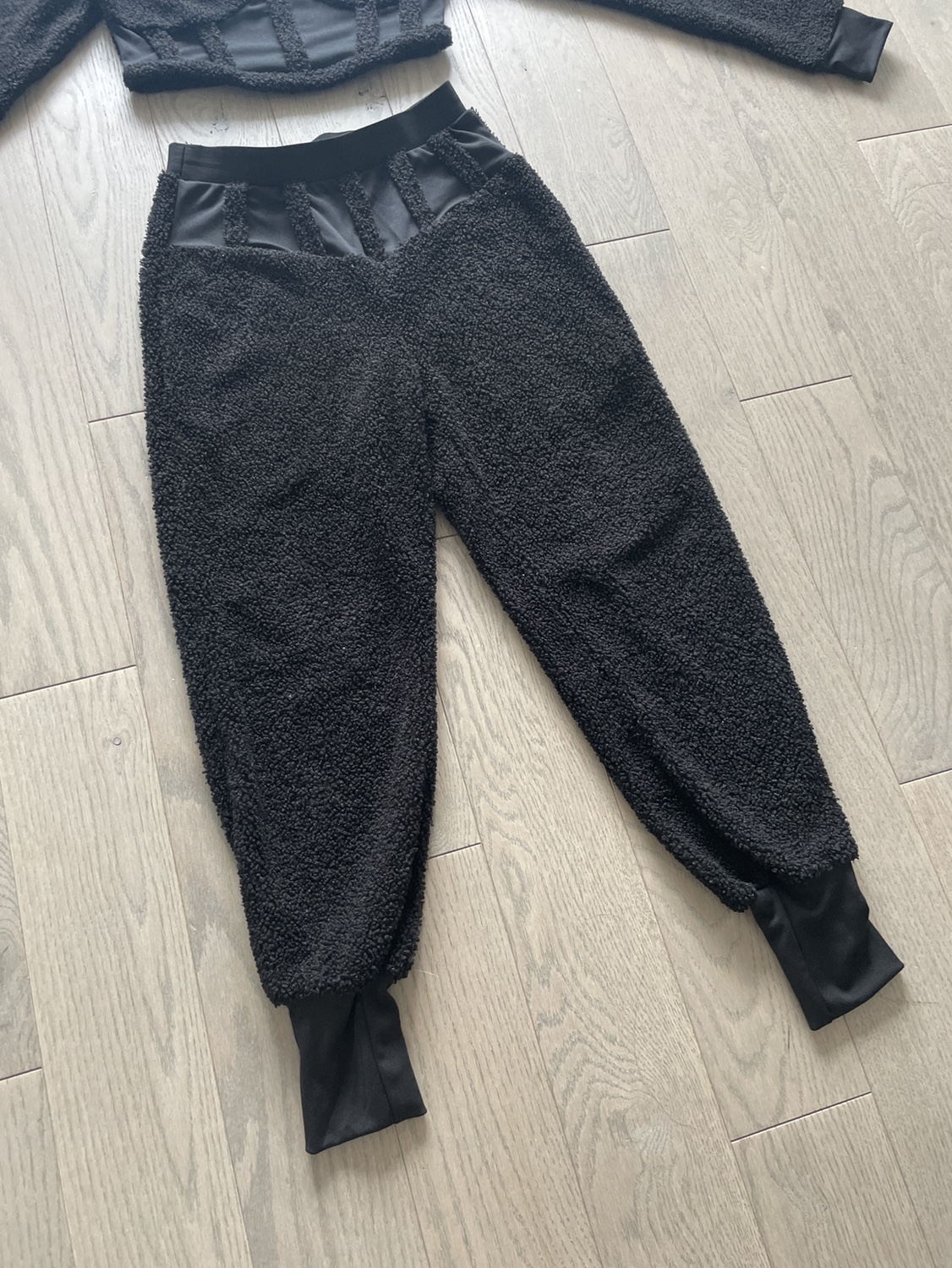 Black sweater set image indicator(3)