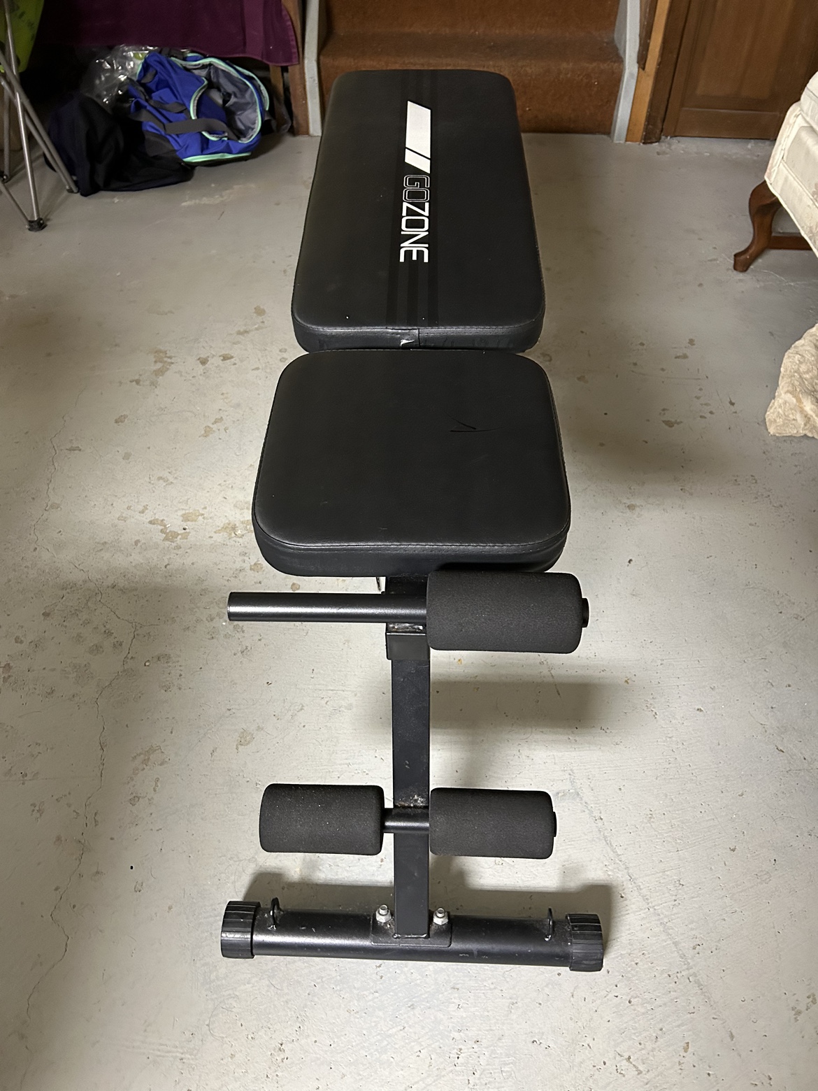 Foldable weight bench