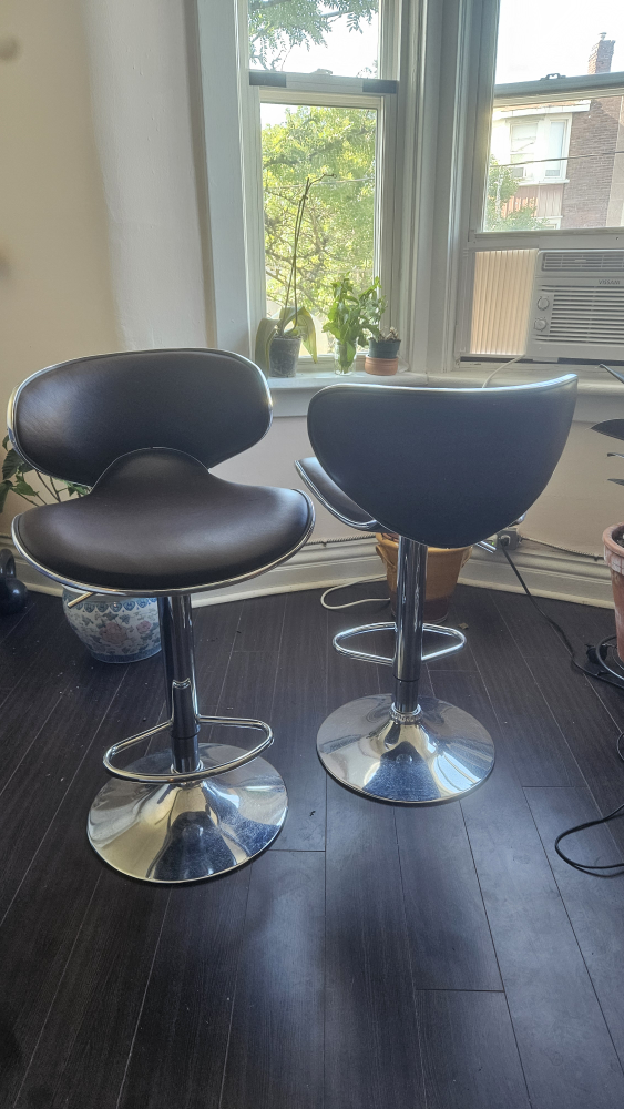 2 bar stools