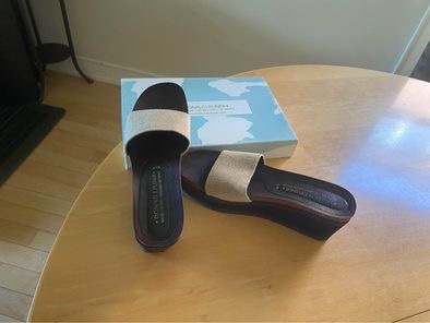 Donald J Pliner Stacked Slides image indicator(2)