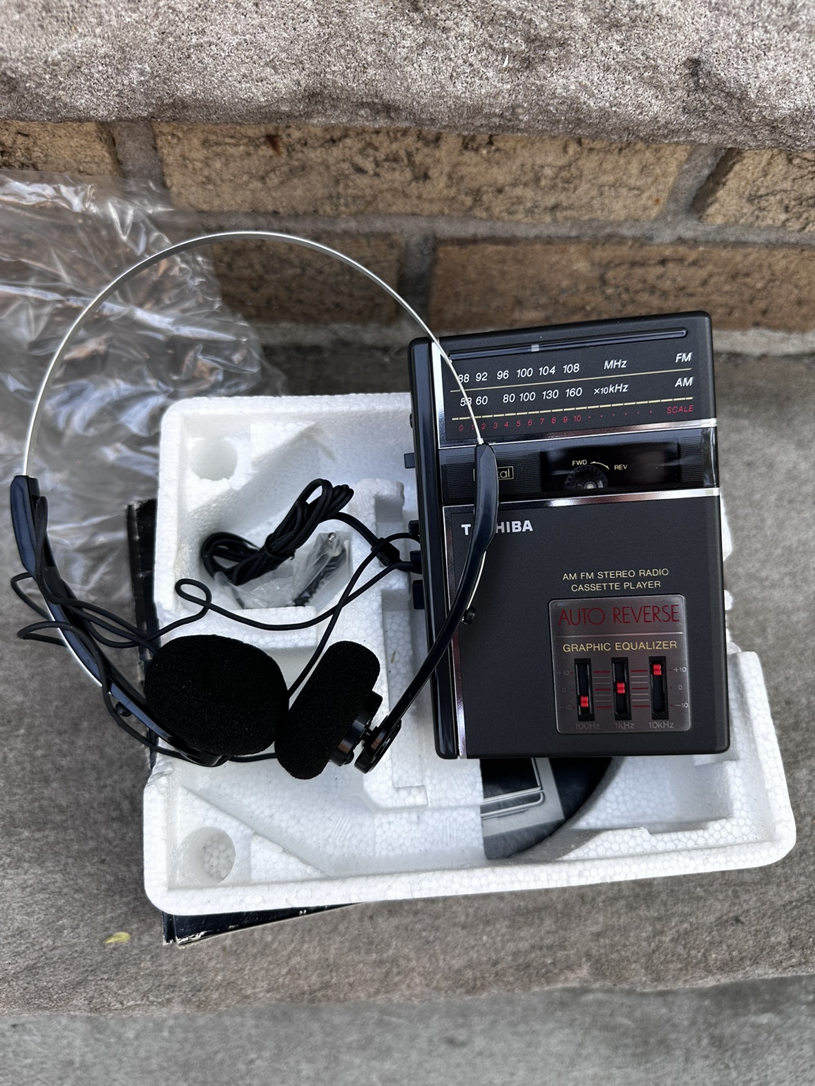 TOSHIBA Am/Fm radio cassette player - photo 3