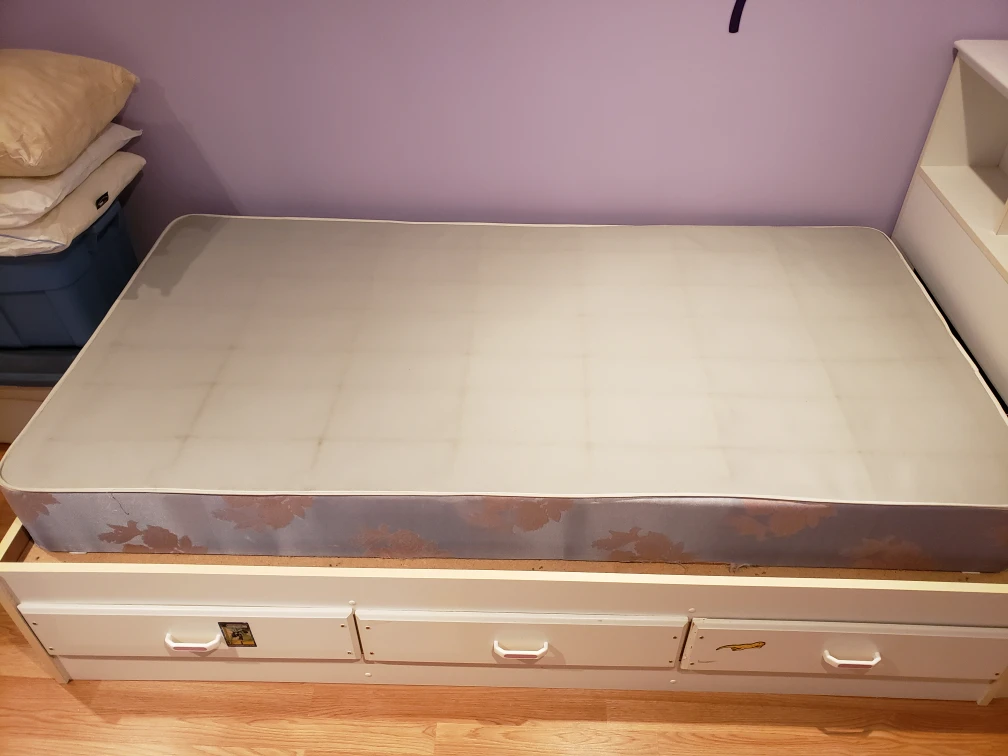 Twin mattress & spring box