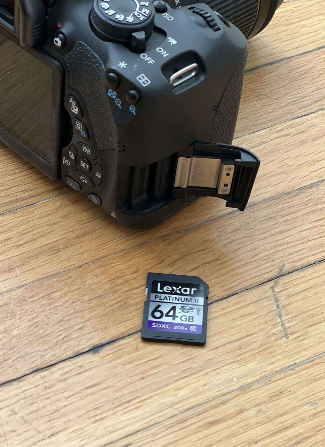 Canon rebel t5i digital SLR camera + 18-55mmm lens + more image indicator(3)