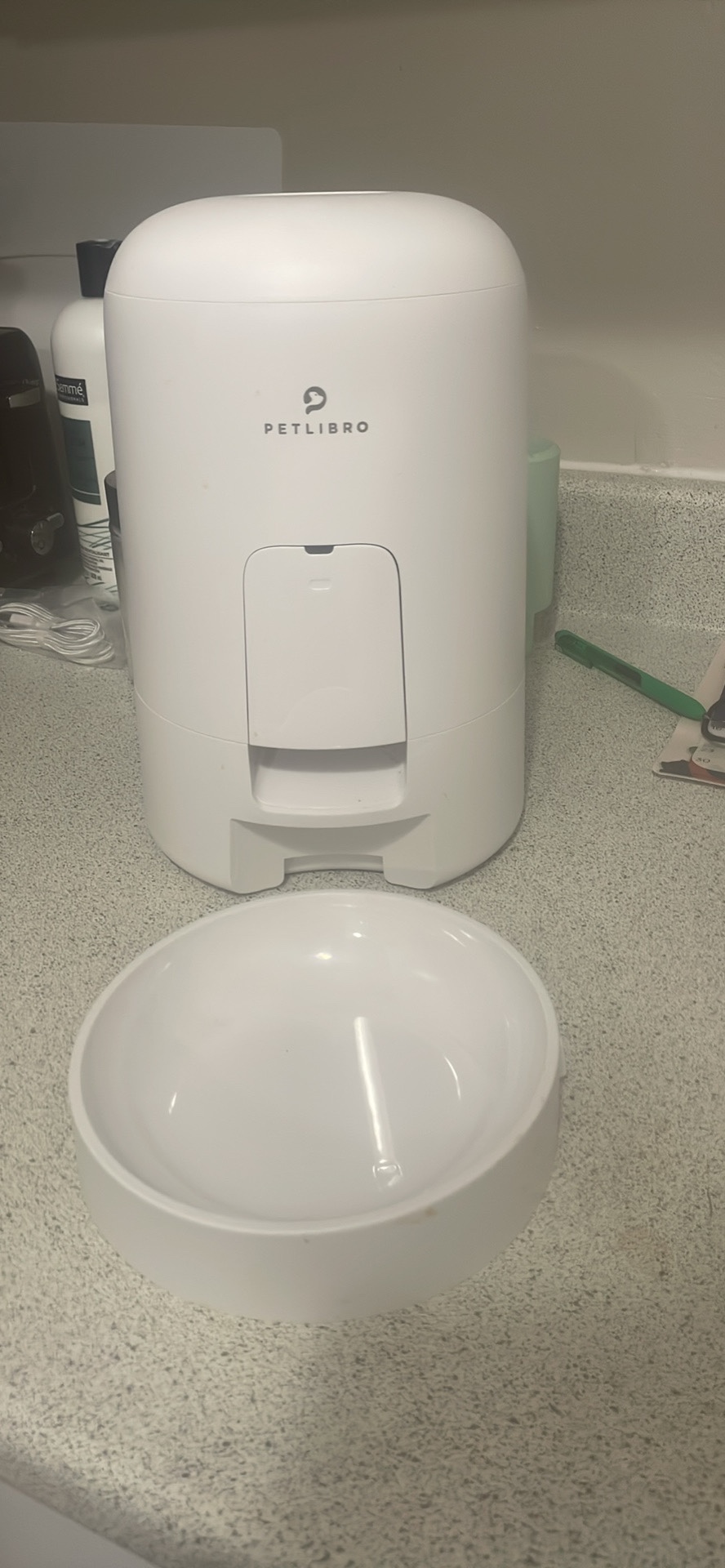 Automatic pet feeder