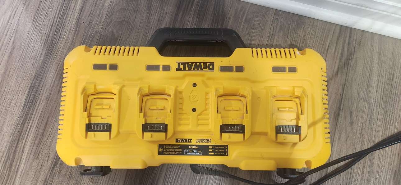DEWALT 20V MAX* Charger, 4-Port, Rapid Charge (DCB104) , Black thumbnail