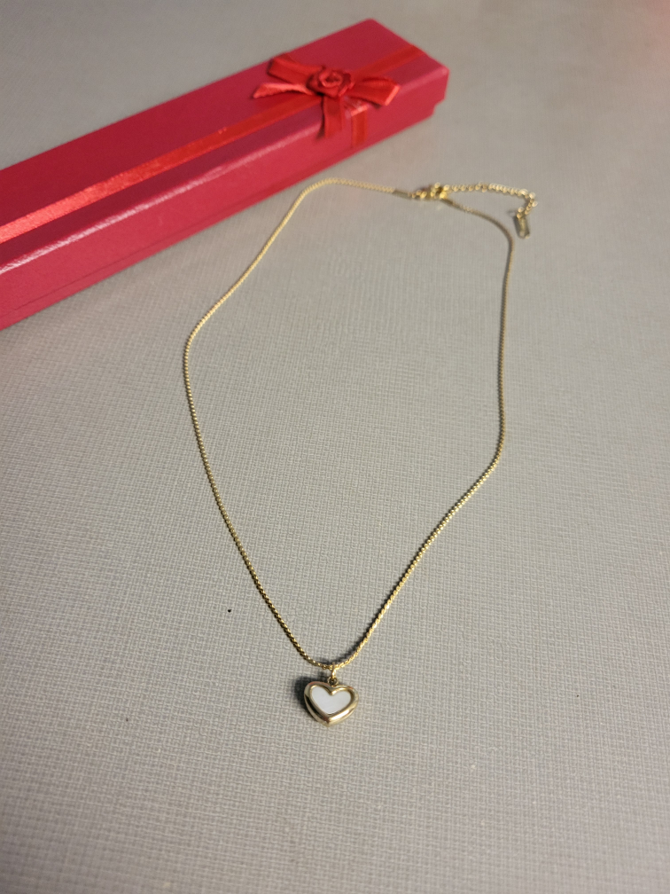 Pretty gold necklace image indicator(2)