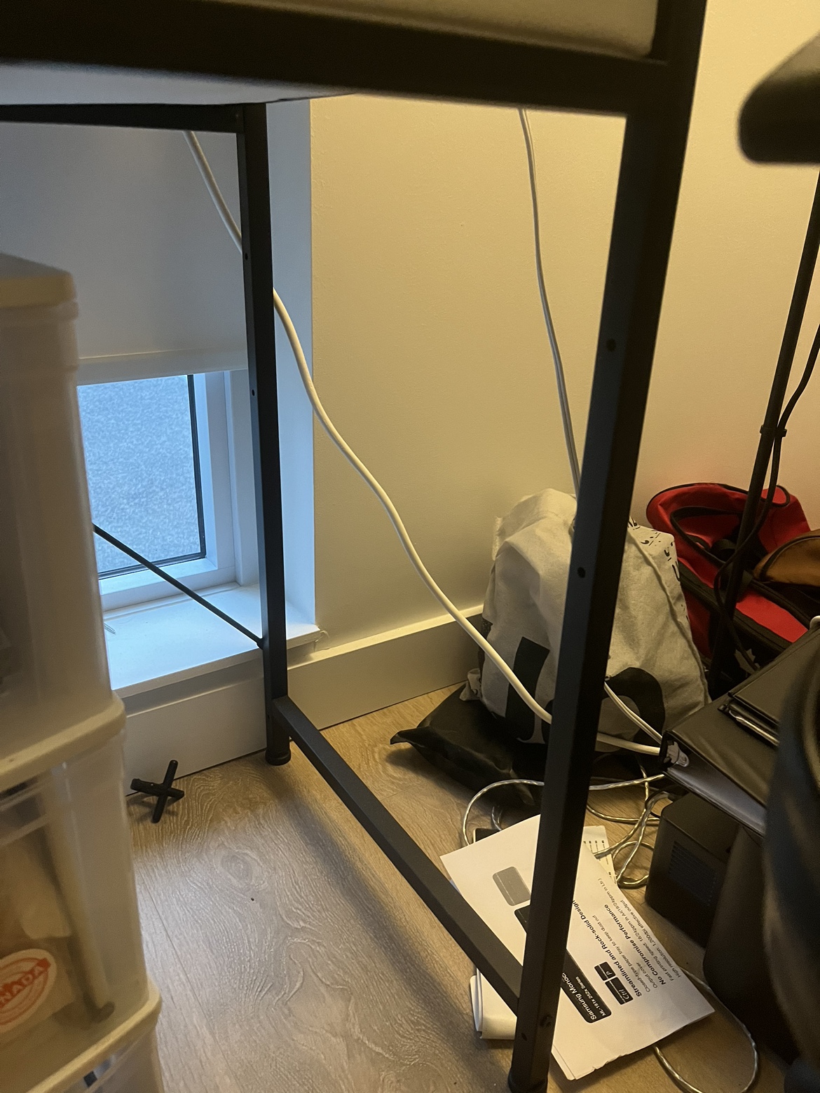 White desk ⚽️ image indicator(4)