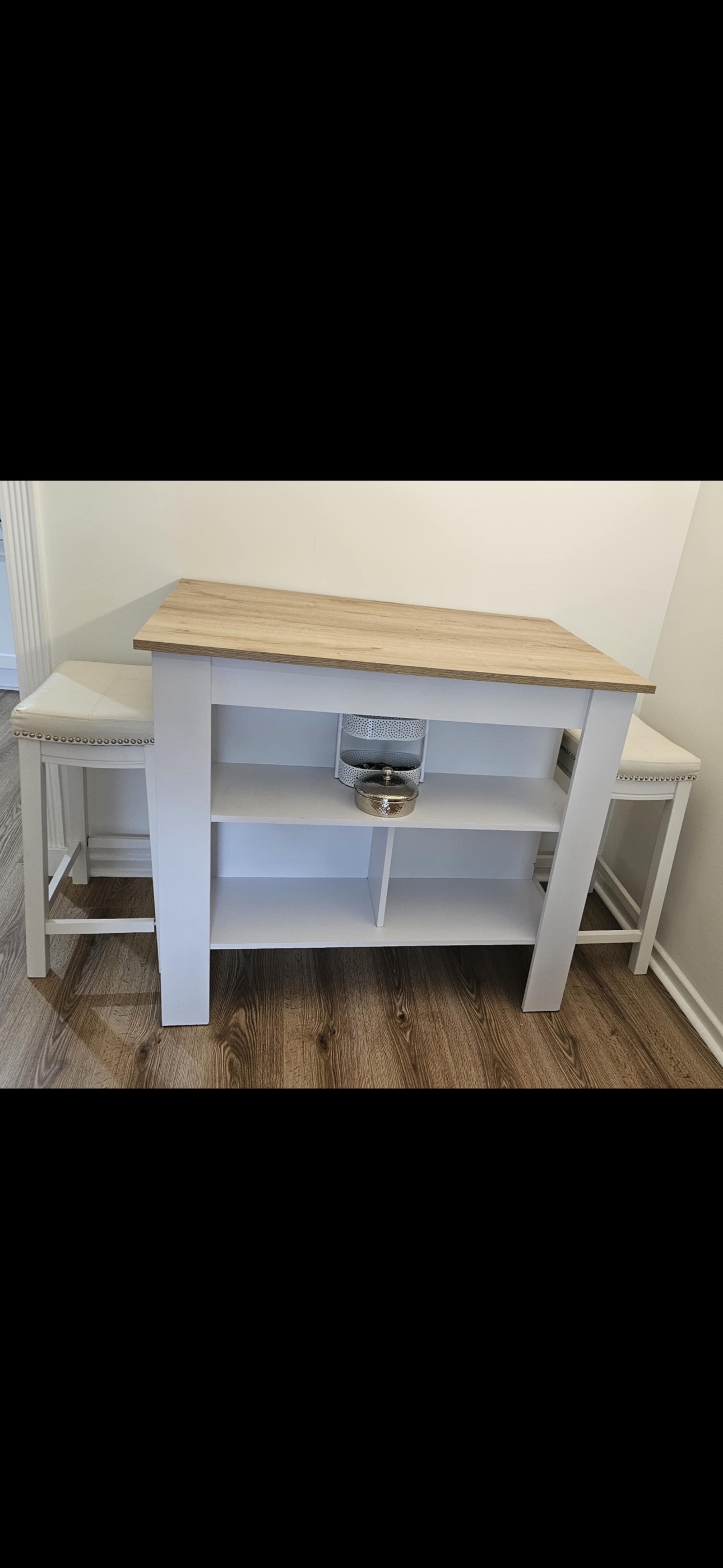 Kitchen island + 2 seats