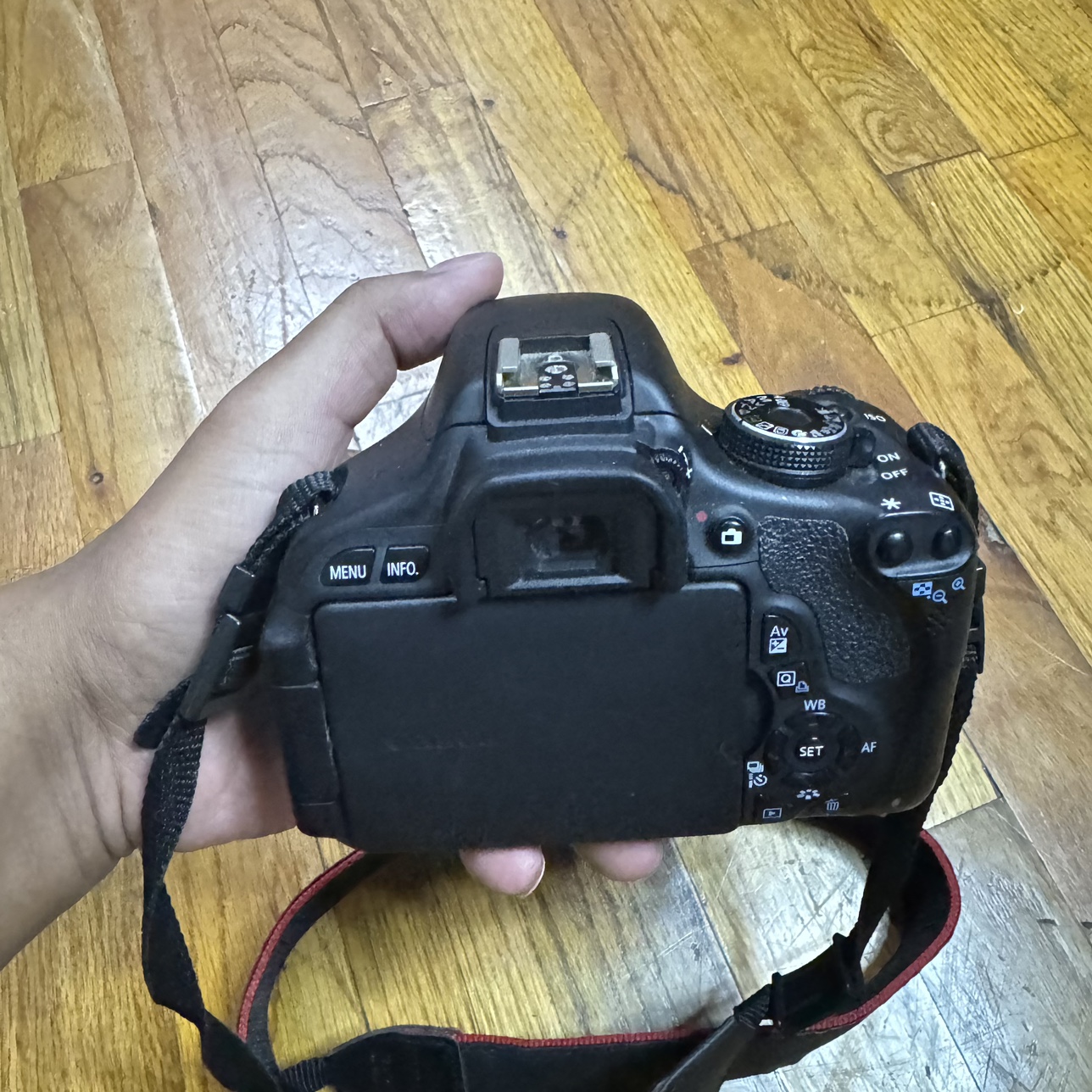 Canon T3i body  and charger only - photo 5