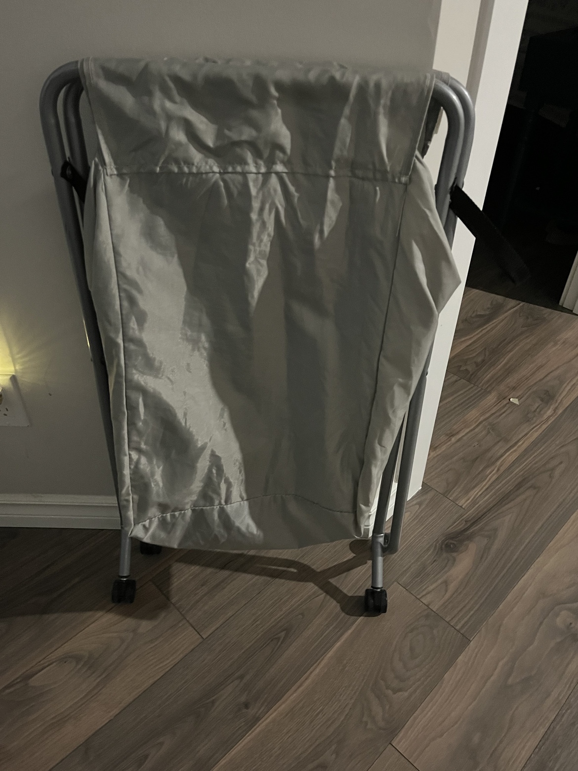 Laundry Hamper with Wheels image indicator(7)