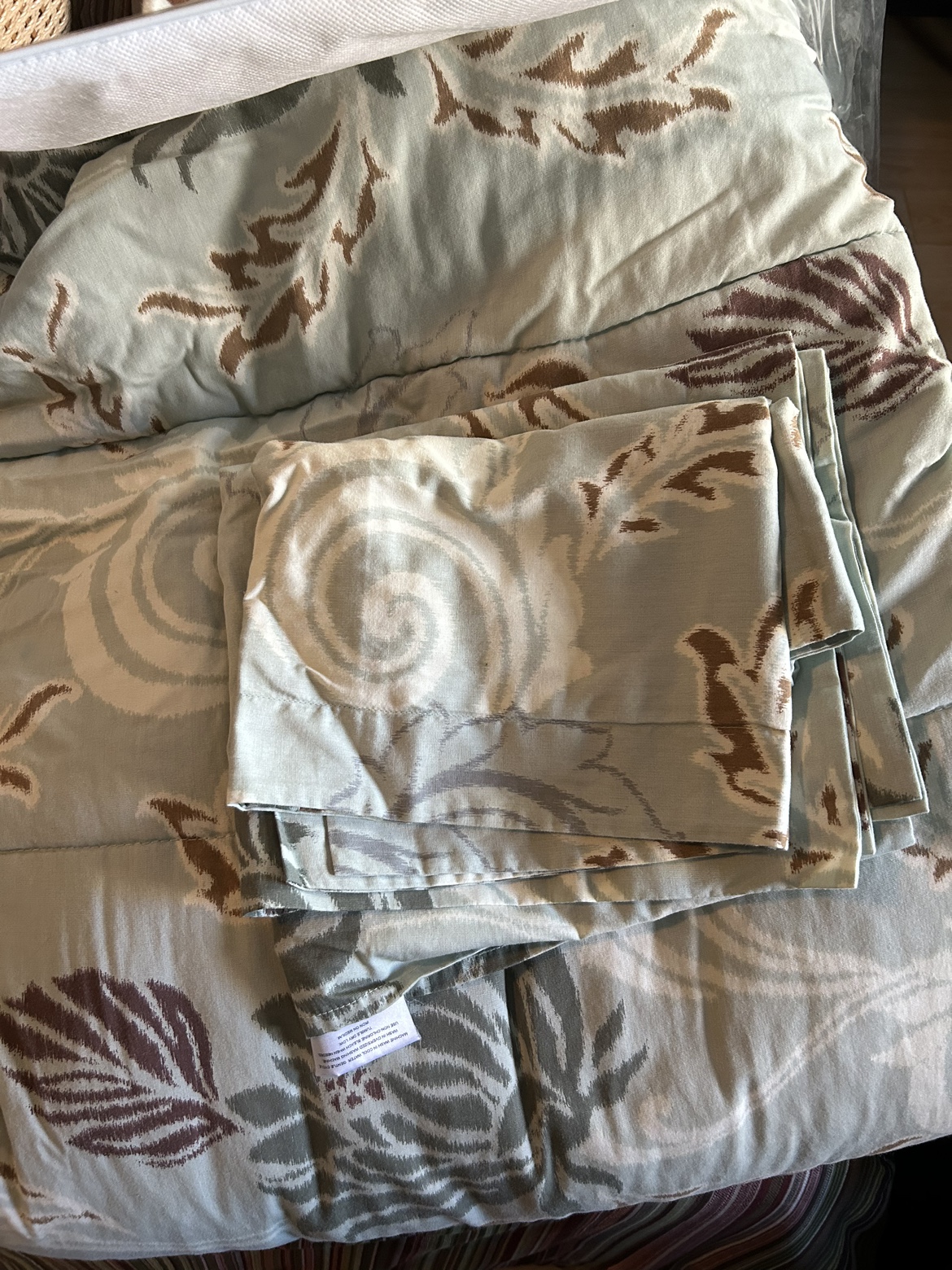 Queen size comforter and 2 pillow shams - photo 3