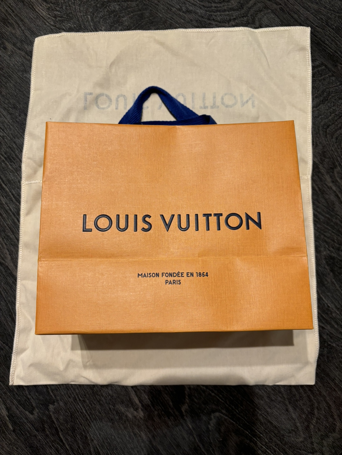 LV dust bag, shopping bag plus samples image indicator(2)