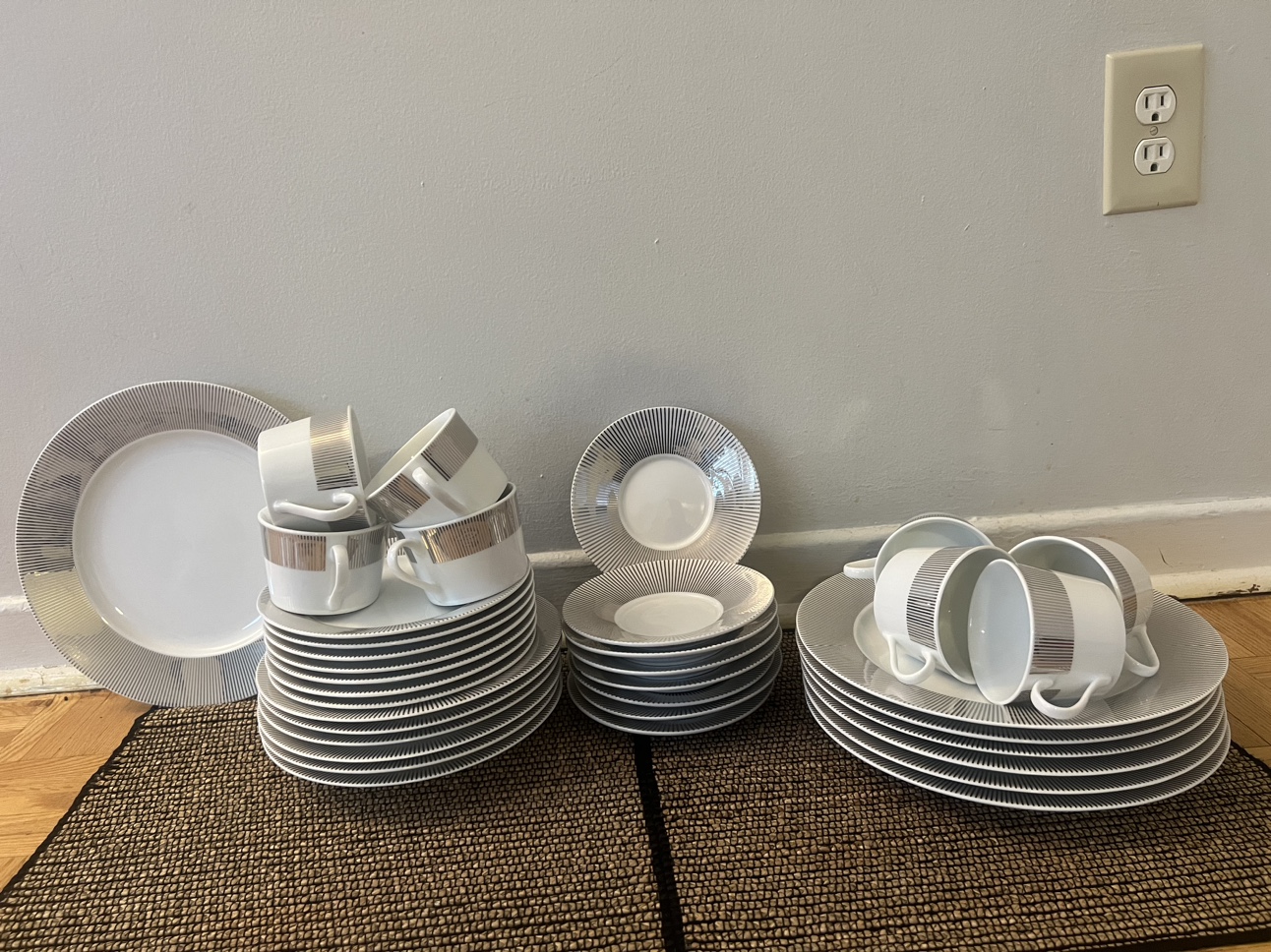 Full dinnerware seats 30 pieces plates and cups small and big image indicator(2)