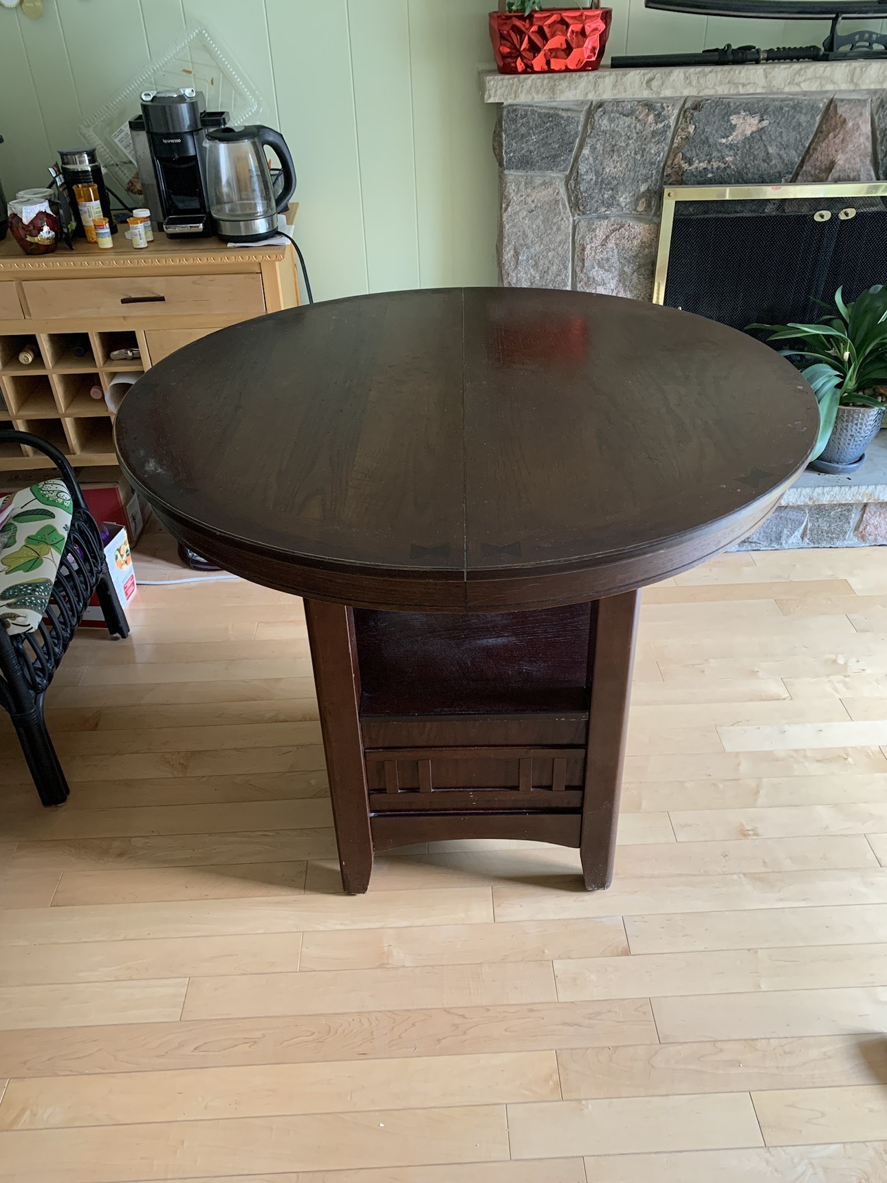 Round breakfast table with optional chairs