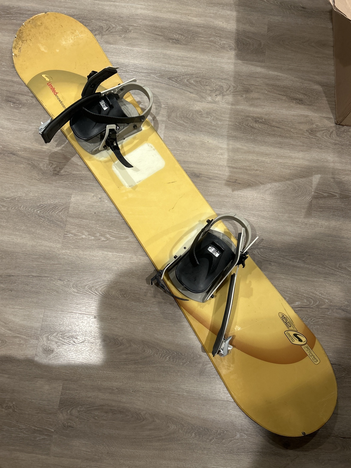 152 Snowboard with bindings