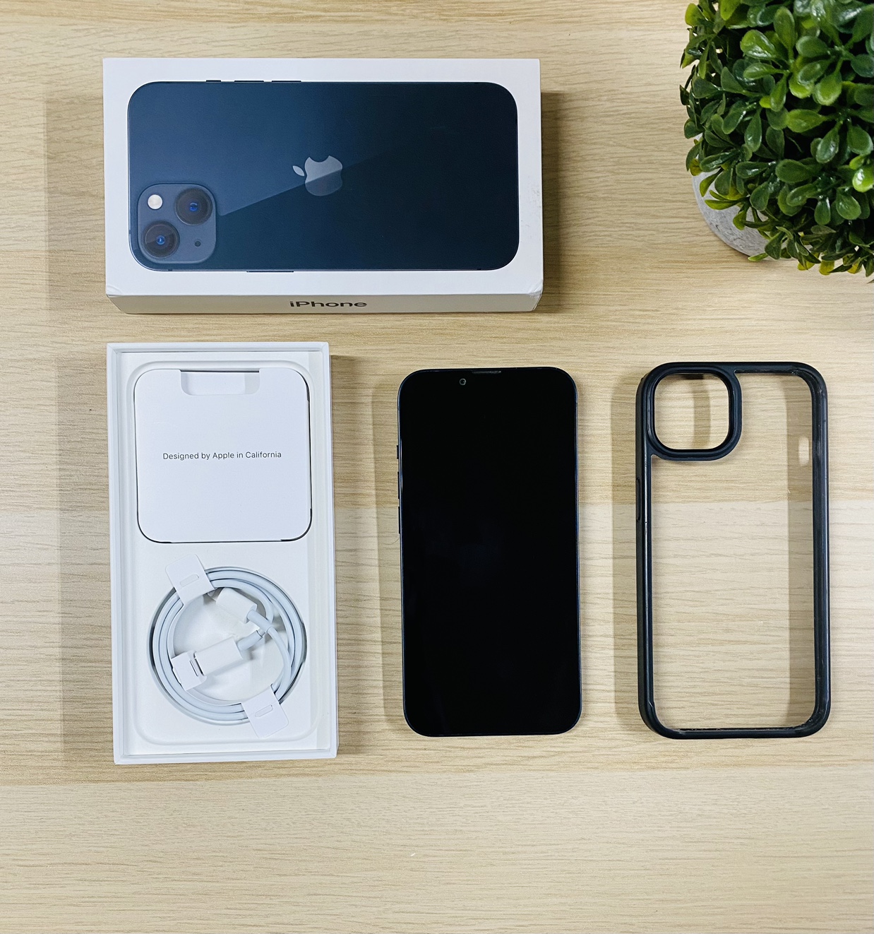 Apple iPhone 13 - 256GB Midnight ( Unlocked ) Mint Condition thumbnail