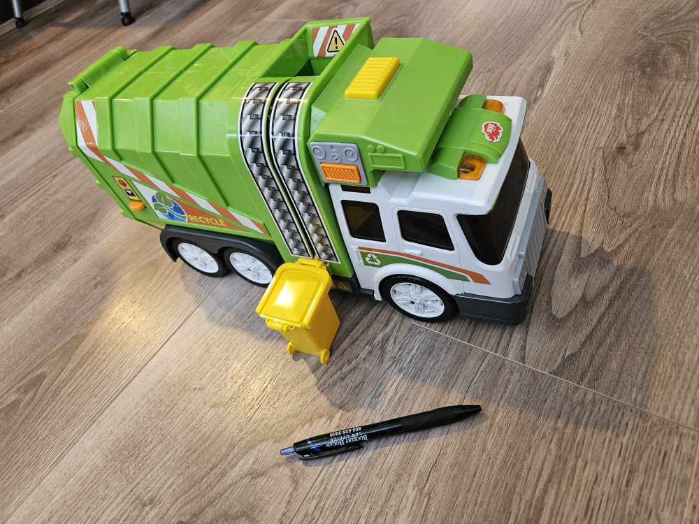 Recycling garbage truck toy thumbnail