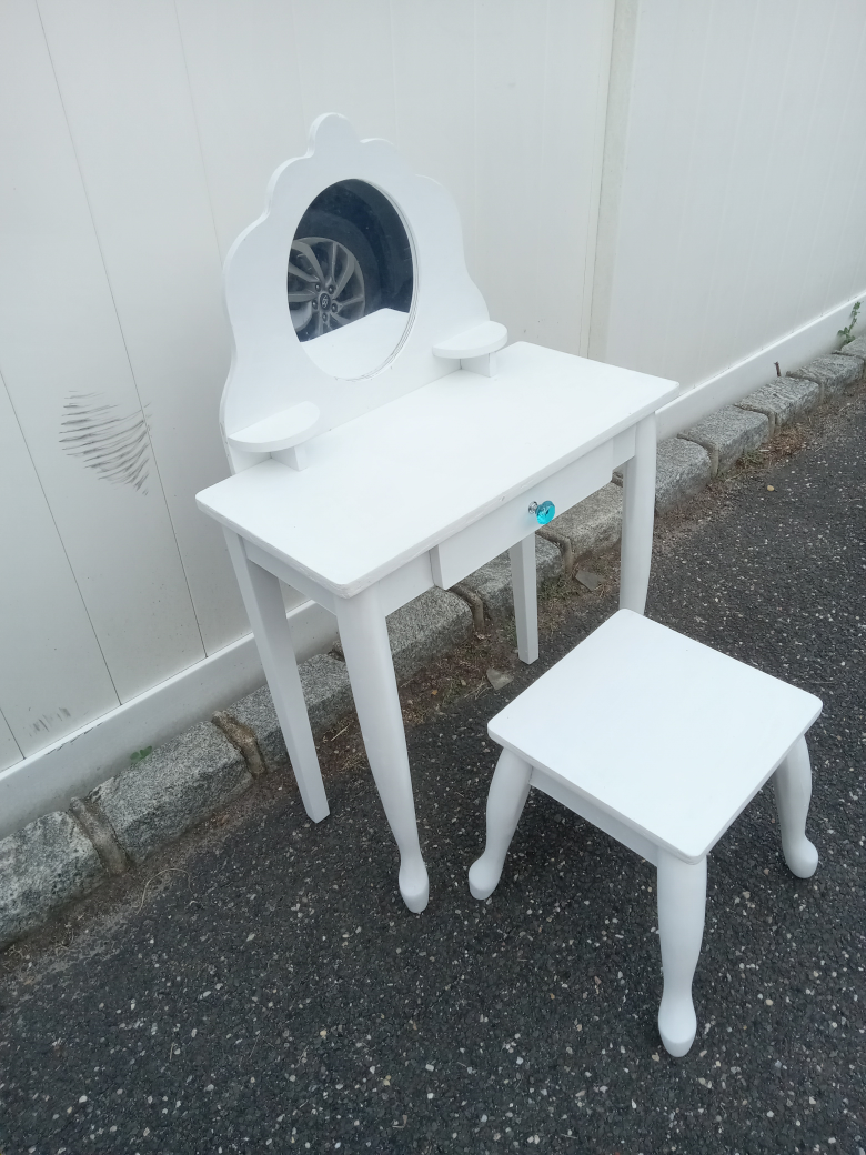 small white makeup table - photo 2