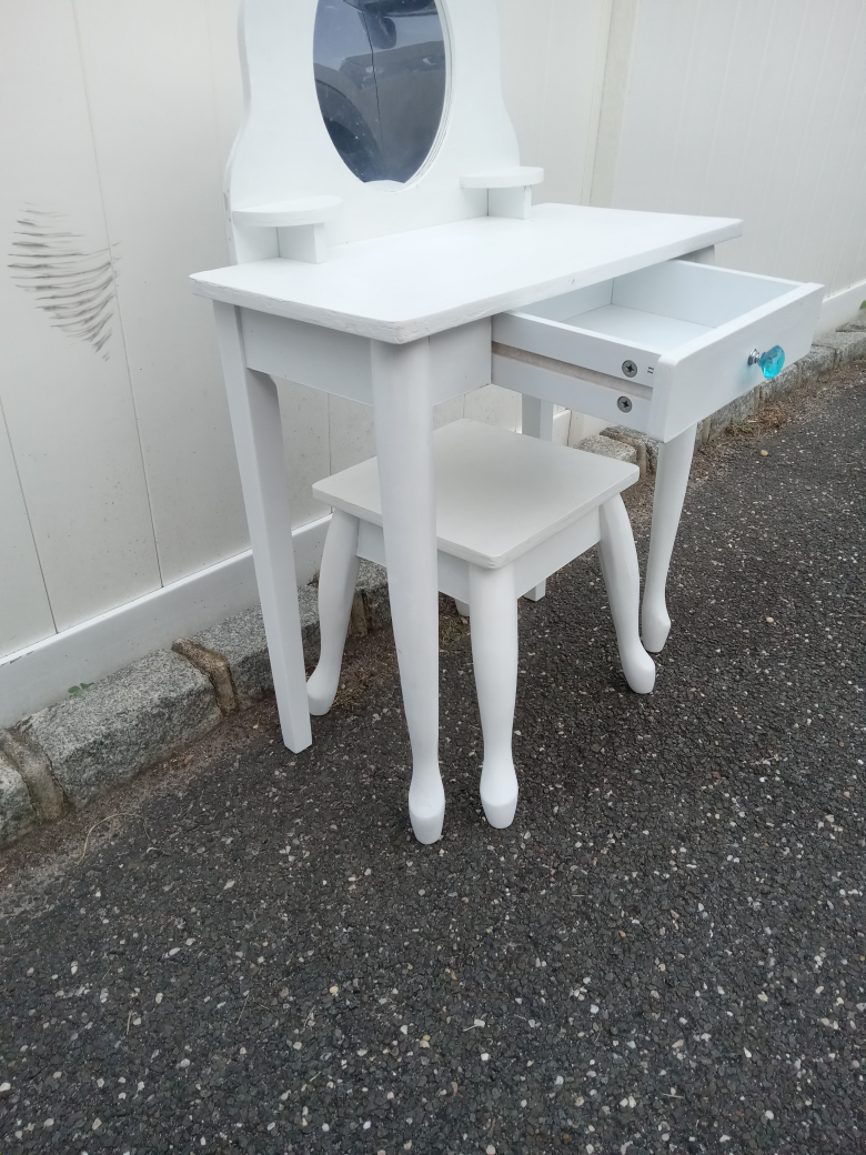 small white makeup table - photo 3