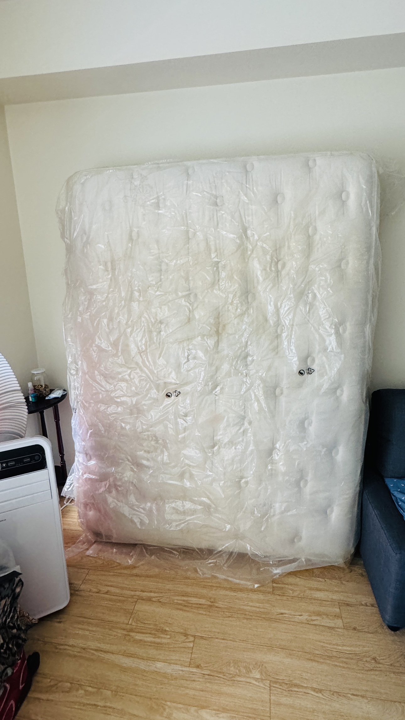 Moving sale selay queen mattress available till 4 thumbnail