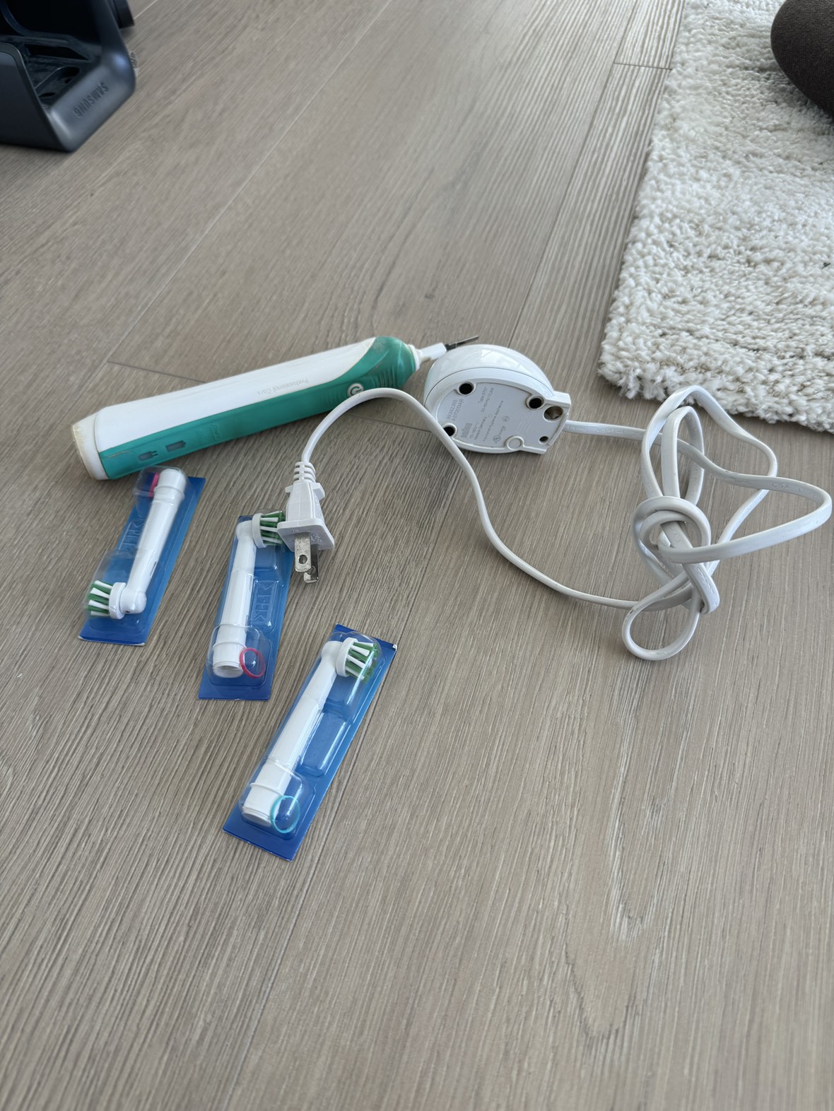 Oral B Electric Toothbrush + Heads thumbnail