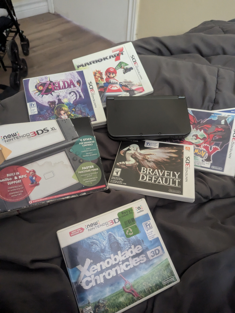 "new" Nintendo 3DS XL - Perfect for Gamers and collectors thumbnail