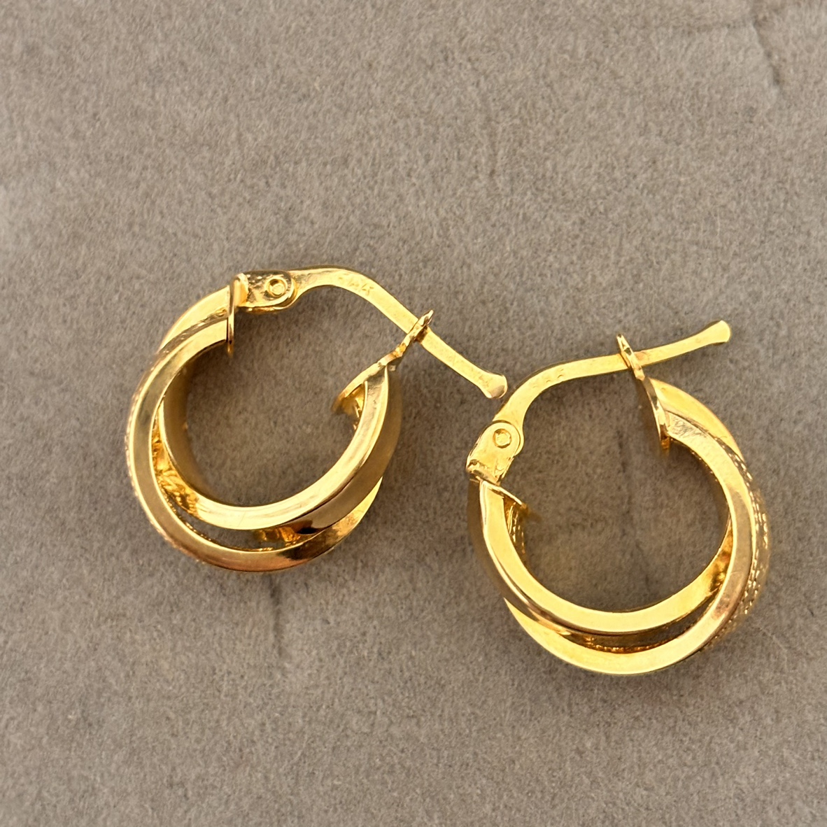 Gold earrings thumbnail