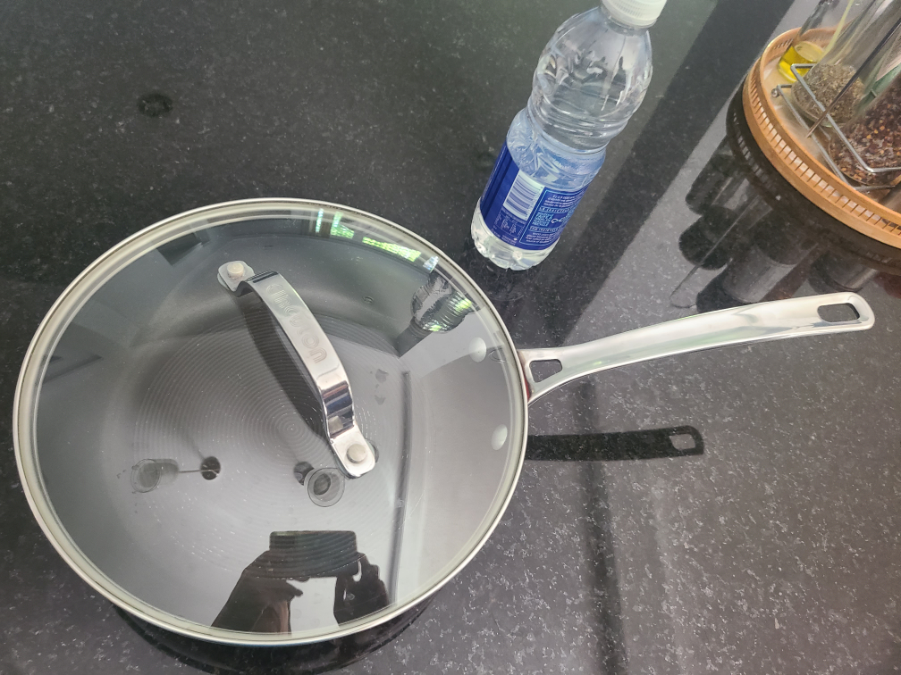 pan and lid very good condition image indicator(3)