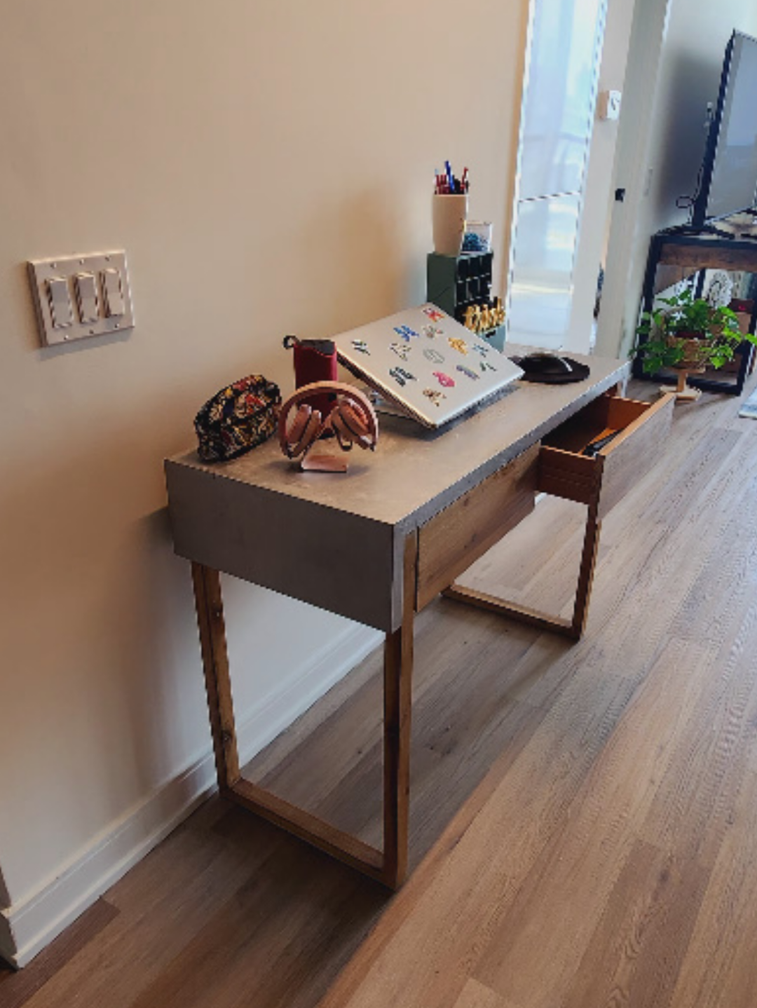 Desk - photo 3