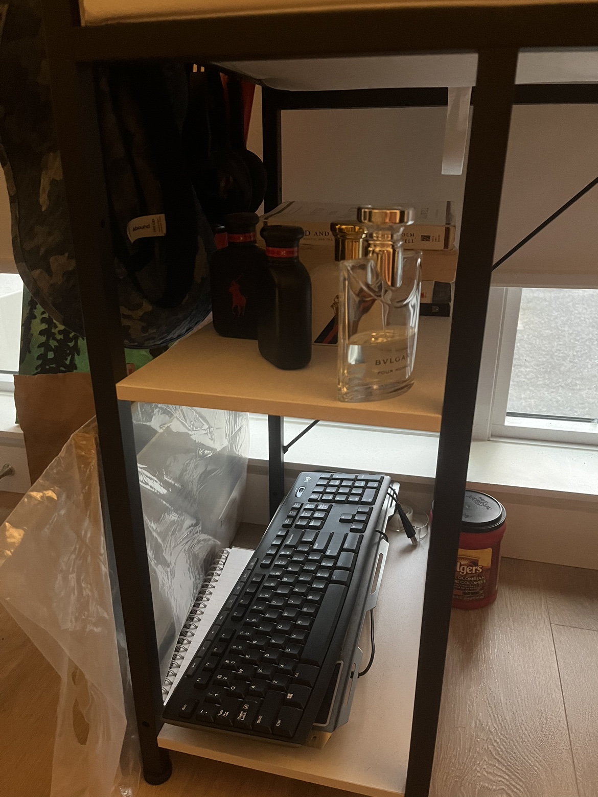 White desk ⚽️ image indicator(3)