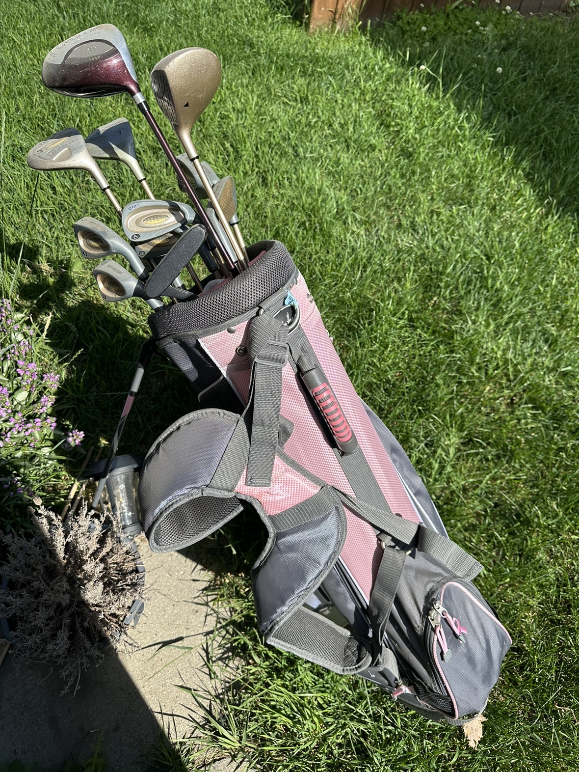 Ladies Right Golf Clubs and bag