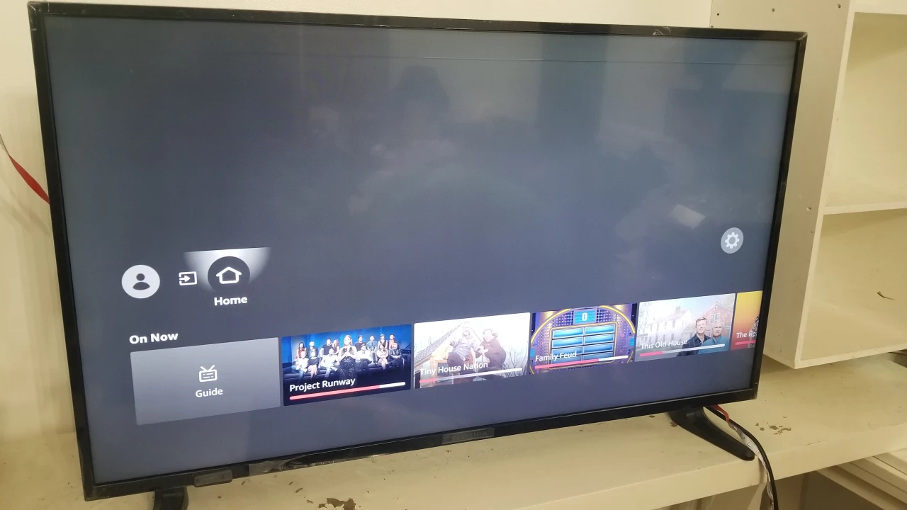Insignia Smart 4K HDTV 43 inch - photo 4