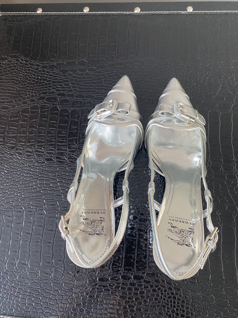 100% authentic Burberry sandals image indicator(2)