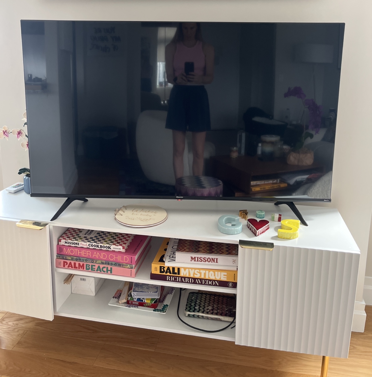 TV HiSense 55-inch 55” TV class R6 series 4k UHD smart Roku TV image indicator(2)