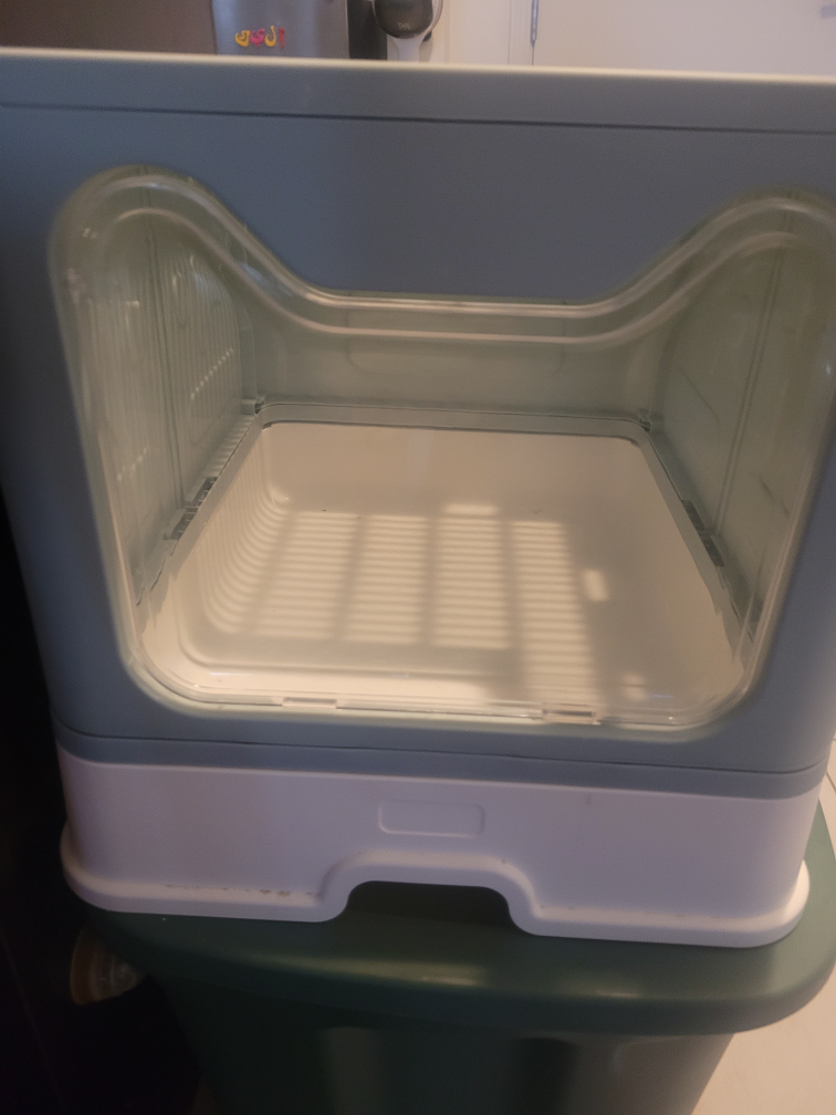 cat- litter box in a good condition
