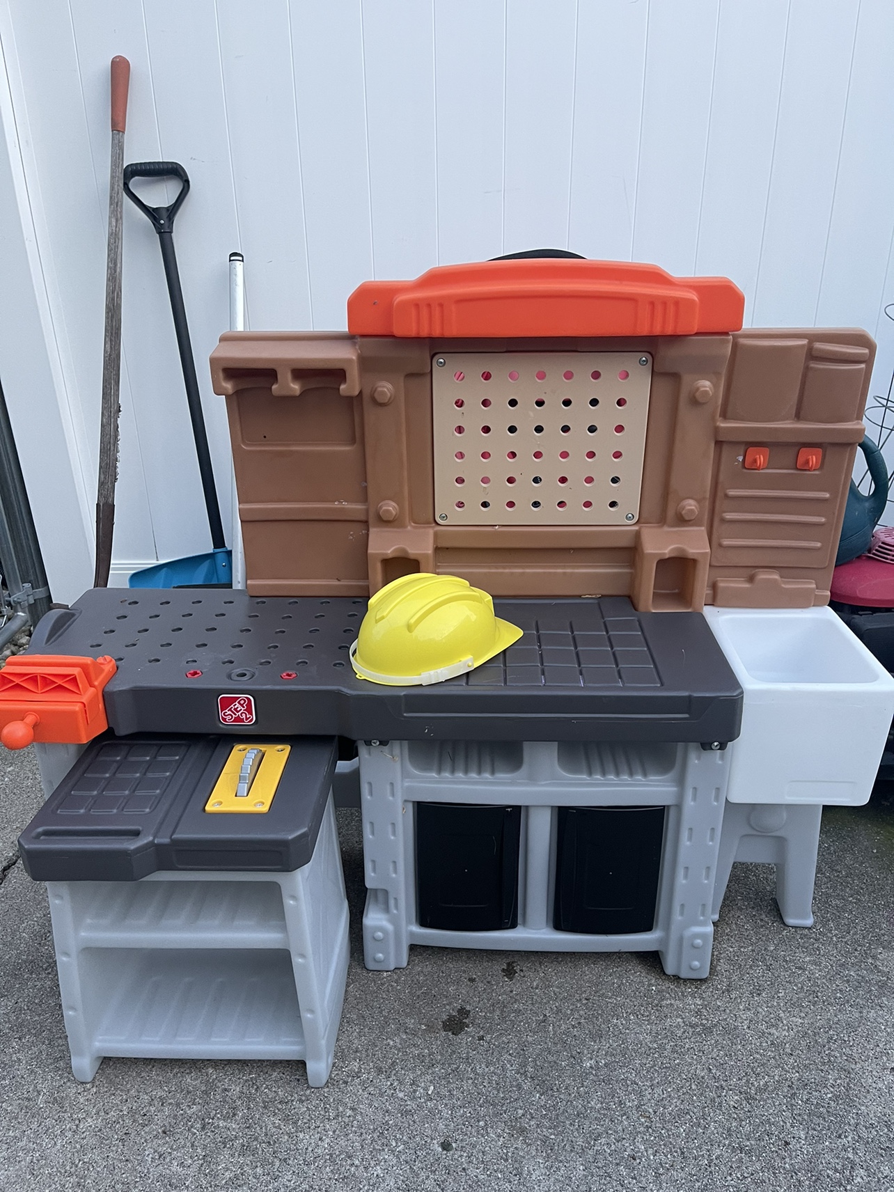 Little Tikes workshop ( no tool)