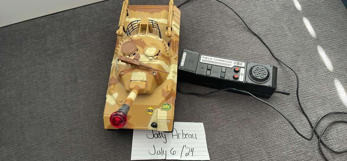 Vintage 1984 remote army tank. image indicator(3)