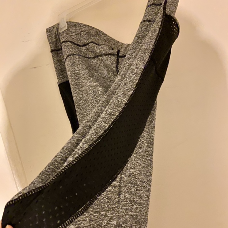 🆕Women’s plus grey leggings with pockets size 3X image indicator(8)