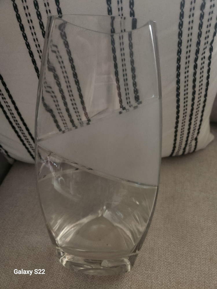 Mikasa crystal vase with frosted design one side image indicator(3)