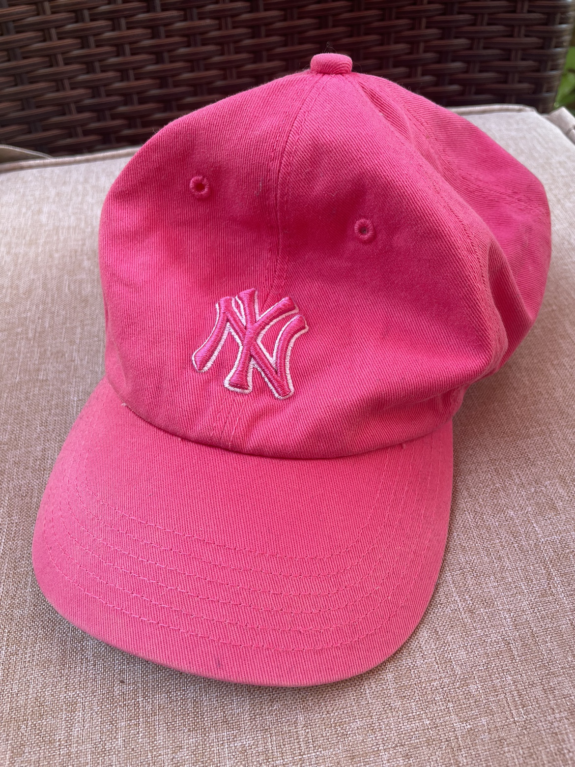 Pink New York Yankees hat thumbnail